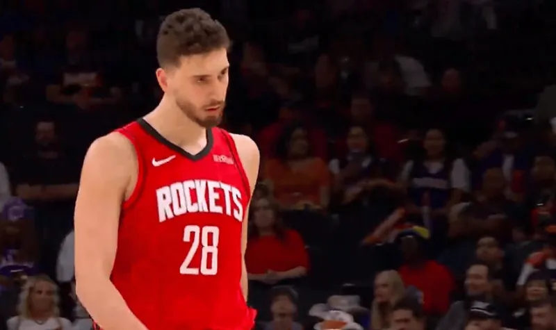 世界杯直播入口-杰伦-格林造成申京第四犯，申京下半场刚开局就被换下